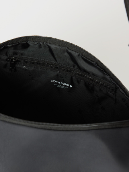 Björn Borg Studio axelväska 9 l i svart återvunnen polyester – baksida