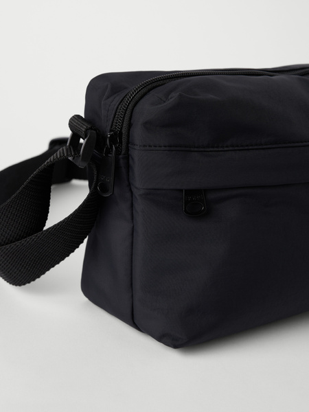 Björn Borg Studio Active axelväska i återvunnen polyester i svart – baksida